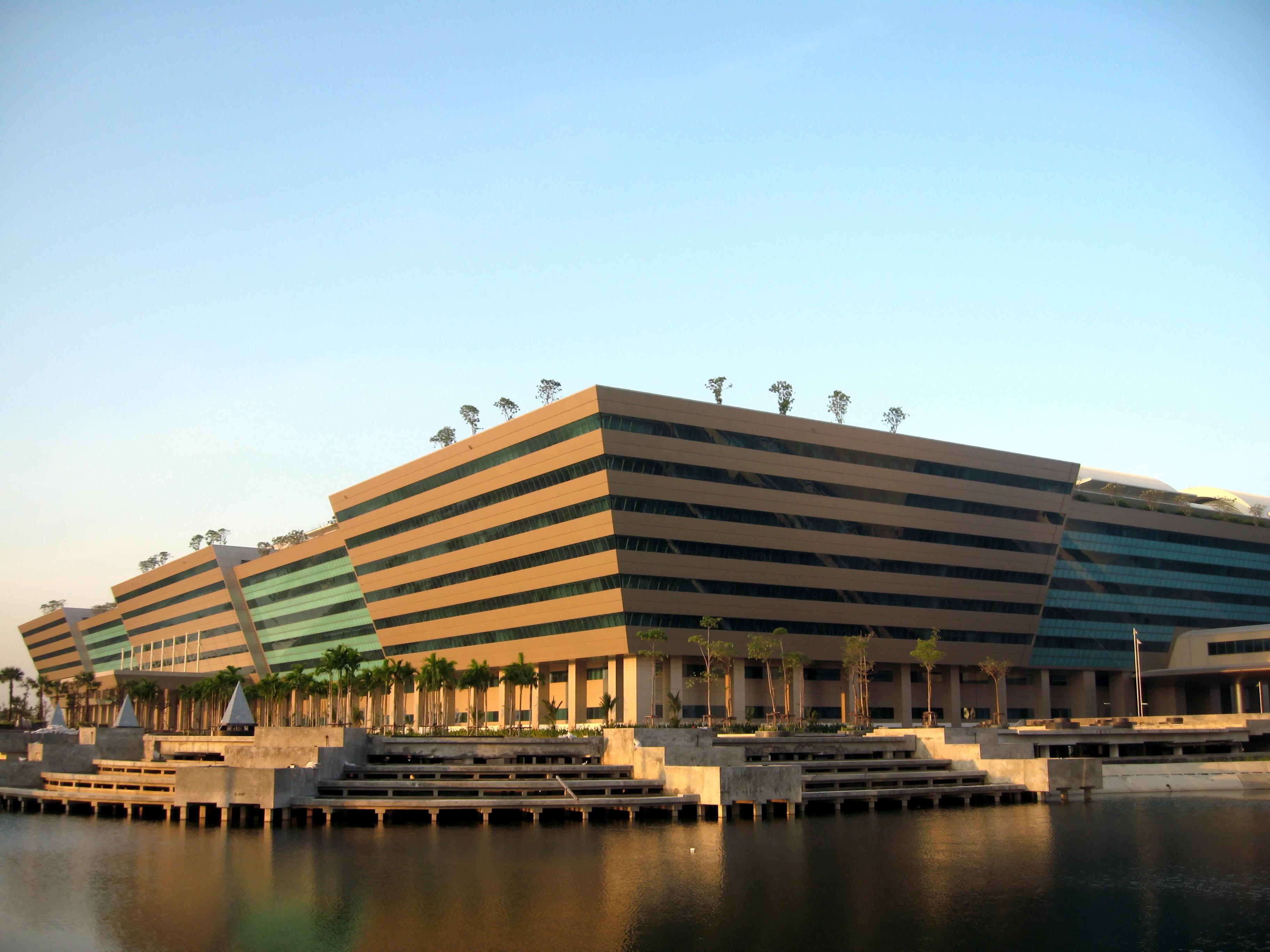 Chaeng Watthana Government Complex